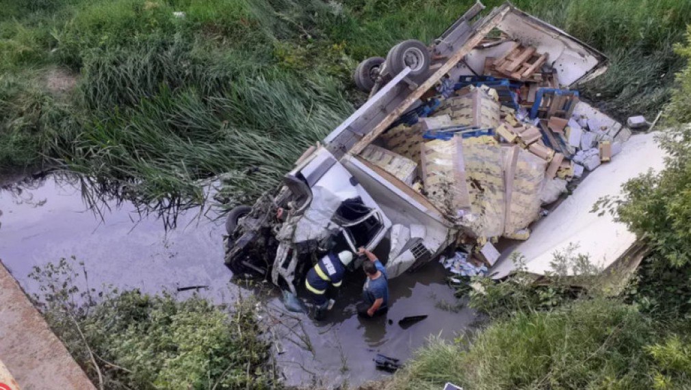 Un camion cu dulciuri s-a răsturnat într-un râu din Vaslui