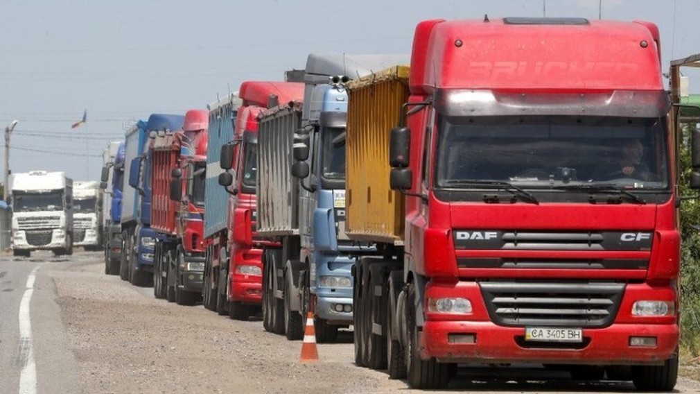 VIDEO Cum arată coada de kilometri de camioane de la granița Ucrainei cu Moldova
