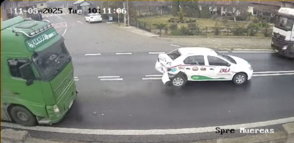 Un camion „a pupat” în spate un autoturism