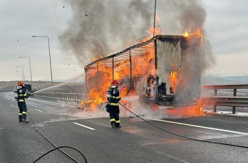 Un camion cu hârtie a luat foc pe Autostrada 1