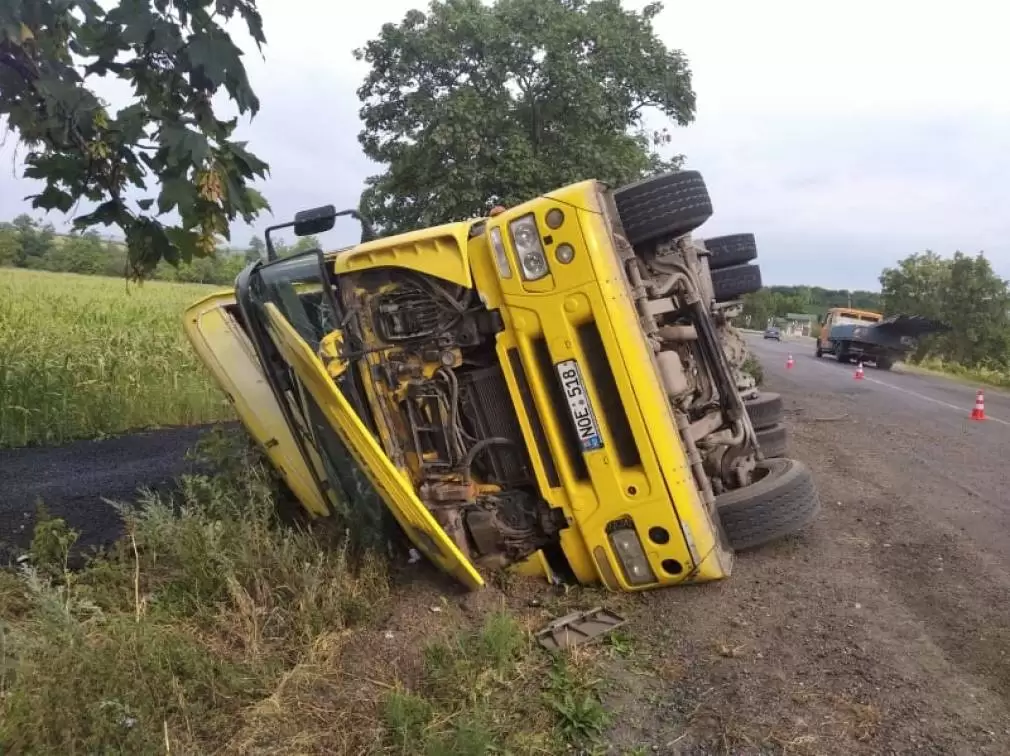 Un șofer profesionist, care s-a răsturnat cu un camion, riscă o amendă de 900 lei