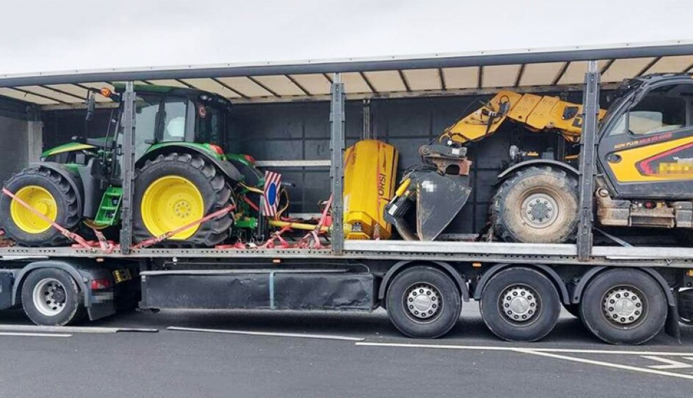 Borș. Șofer profesionist român, prins cu un tractor și un utilaj furate în semiremorcă