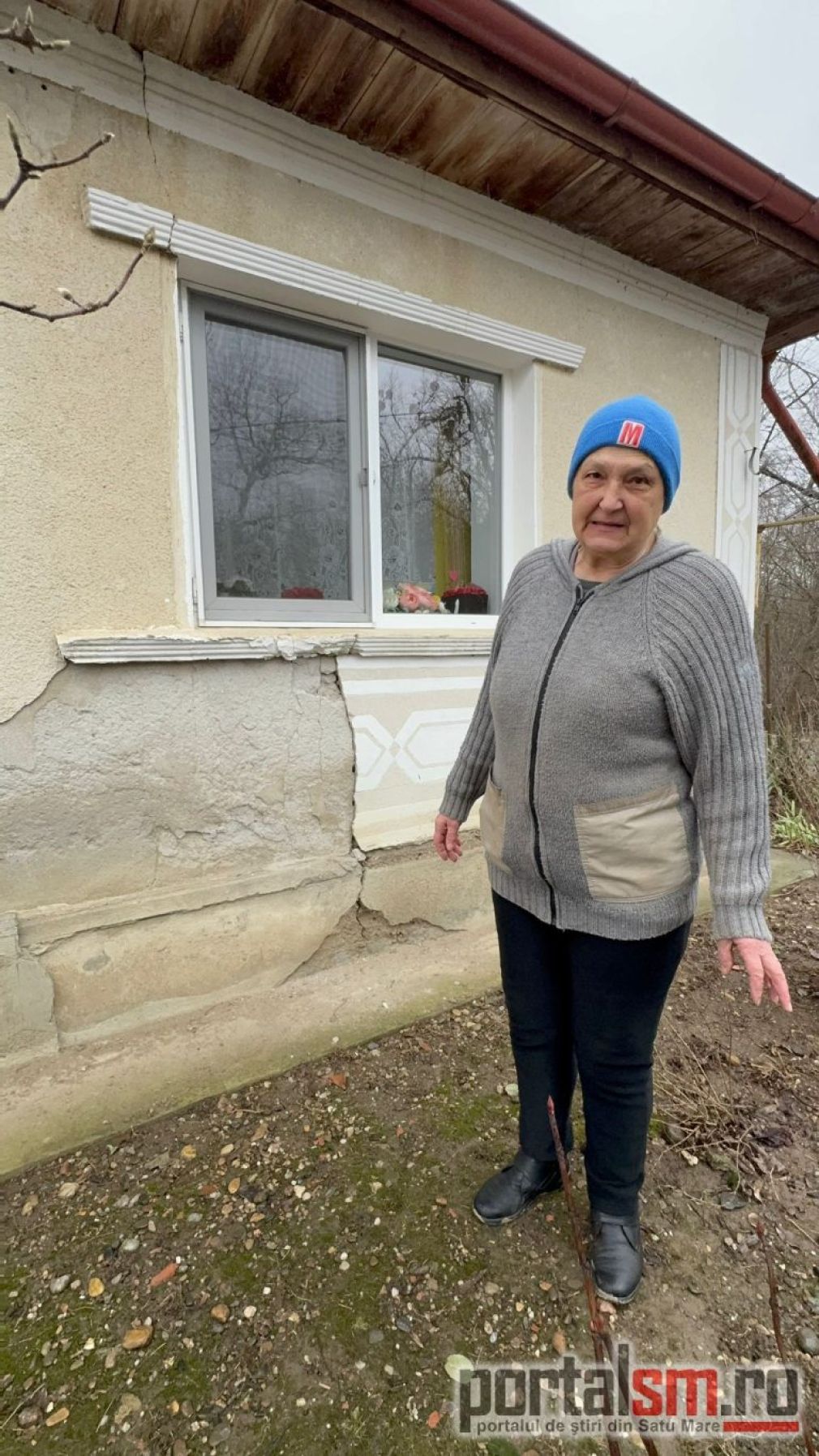 Case și pereți crăpați după ce camioanele le-au străbătut satul