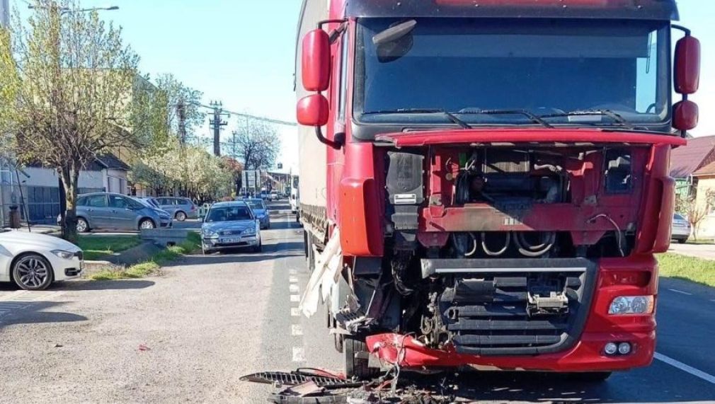 Accident între un camion și un autoturism. Pagube însemnate