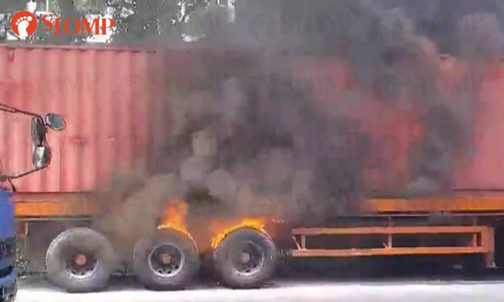 Cauciucul unui camion a luat foc în mers. Inspirația șoferului a evitat o tragedie