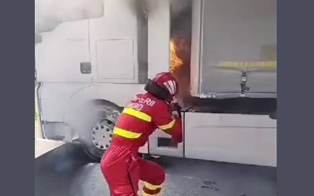 Un camion a luat foc. Pompierii au venit de urgență