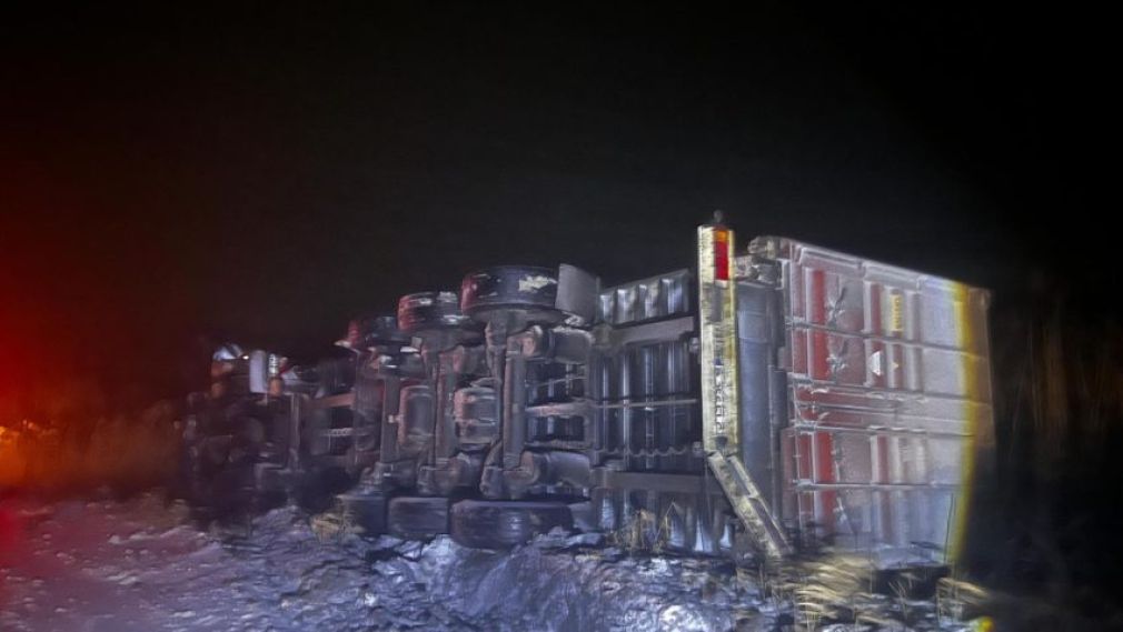 Camion răsturnat din cauza zăpezii
