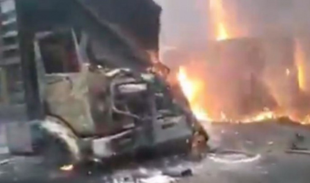 VIDEO Peste 50 de oameni au murit după ce un camion s-a izbit de un autobuz