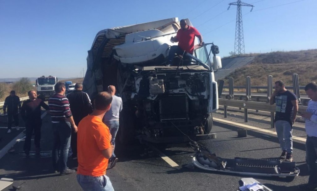 VIDEO. Un camion a intrat în parapet pe autostradă la Sibiu