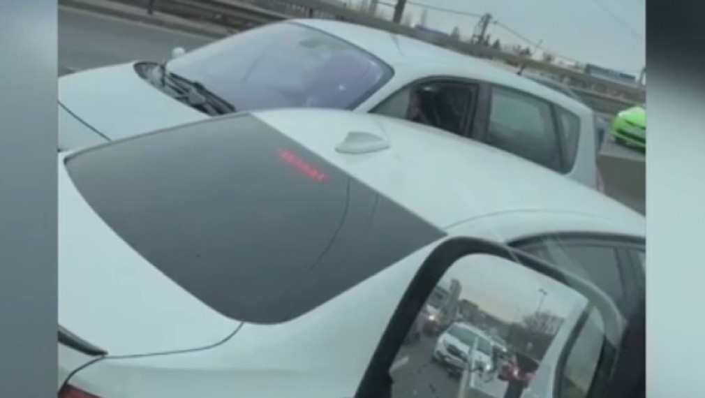 VIDEO Șofer, blocat de alți conducători auto în timp ce mergea pe contransens pe DN1