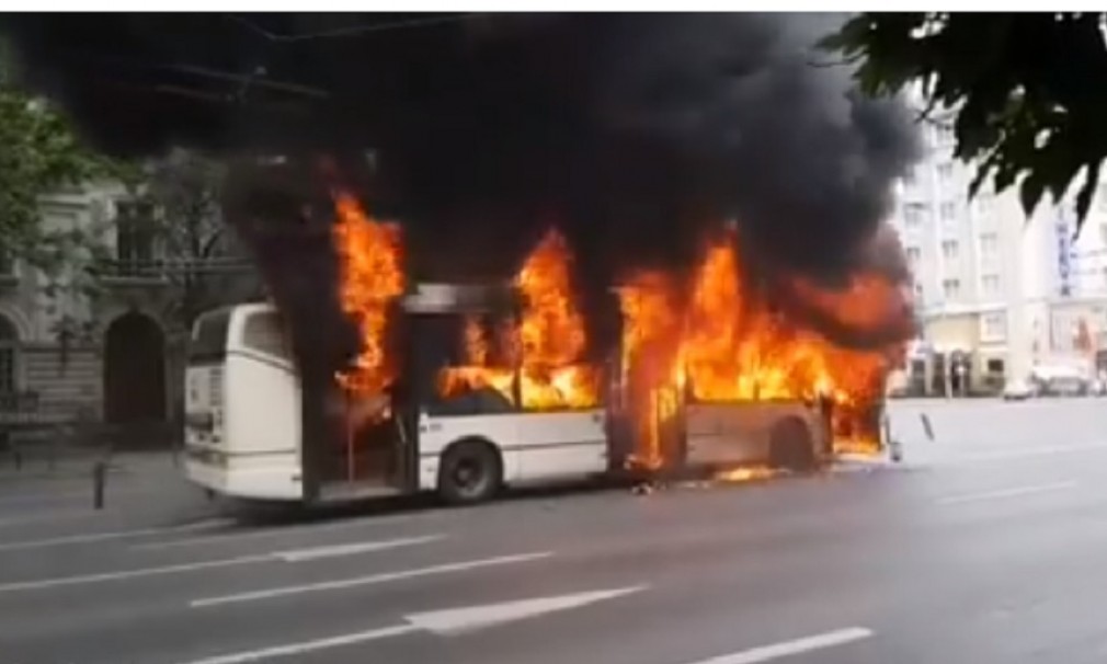 VIDEO. Un troleibuz a luat foc în centrul Capitalei. A ars complet