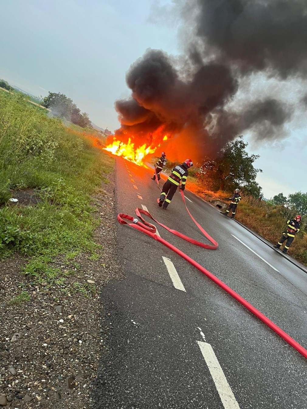 Un autobuz cu 30 de călători a luat foc în mers în județul Neamț