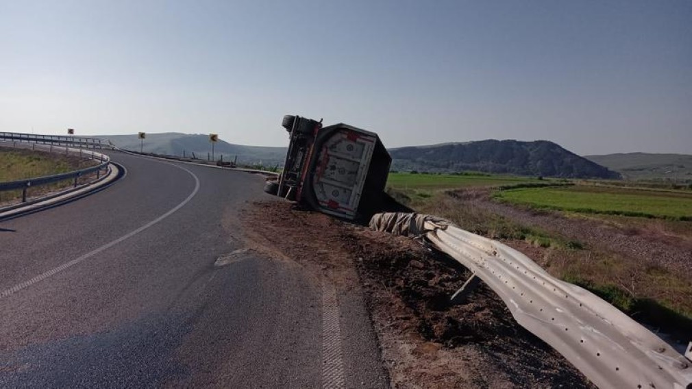 Un camion s-a răsturnat pe o bretea a autostrăzii Târgu Mureș – Turda