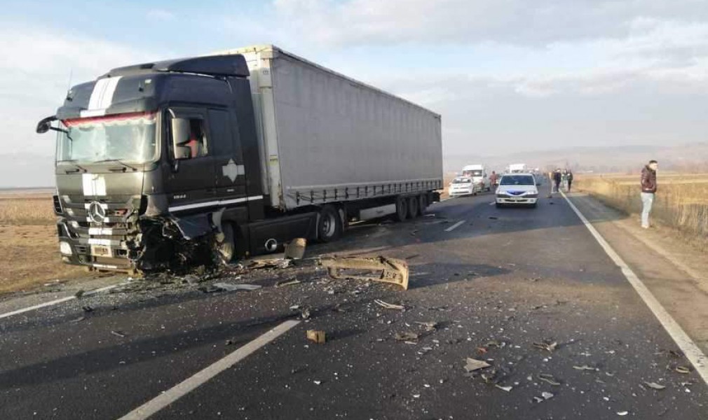 Avrig: o tânără șoferiță a intrat pe contrasens direct într-un camion