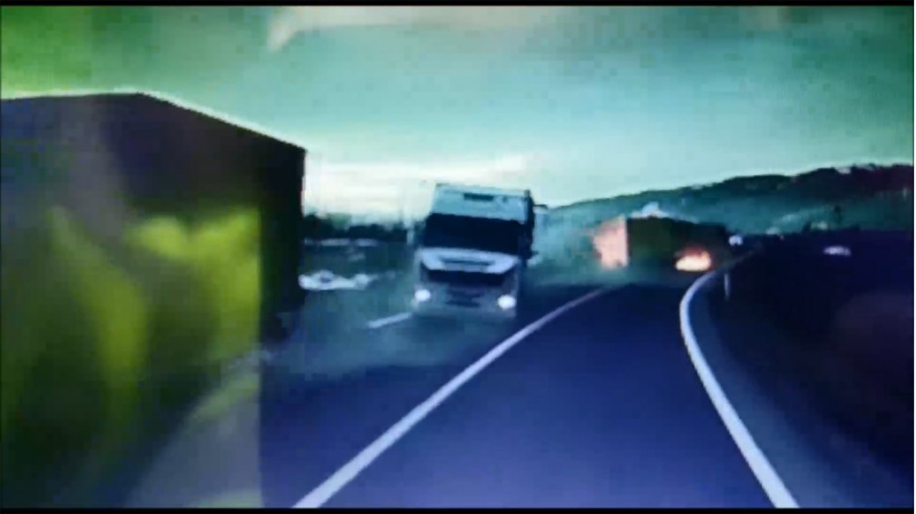 VIDEO: Momentul accidentului dintre cele 3 camioane din Caraș Severin a fost filmat