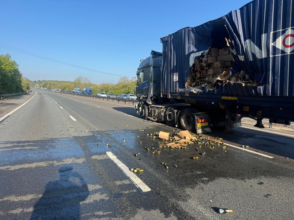 Camion cu sticle de prosecco, făcut praf pe autostradă. Șoferul era pe telefon