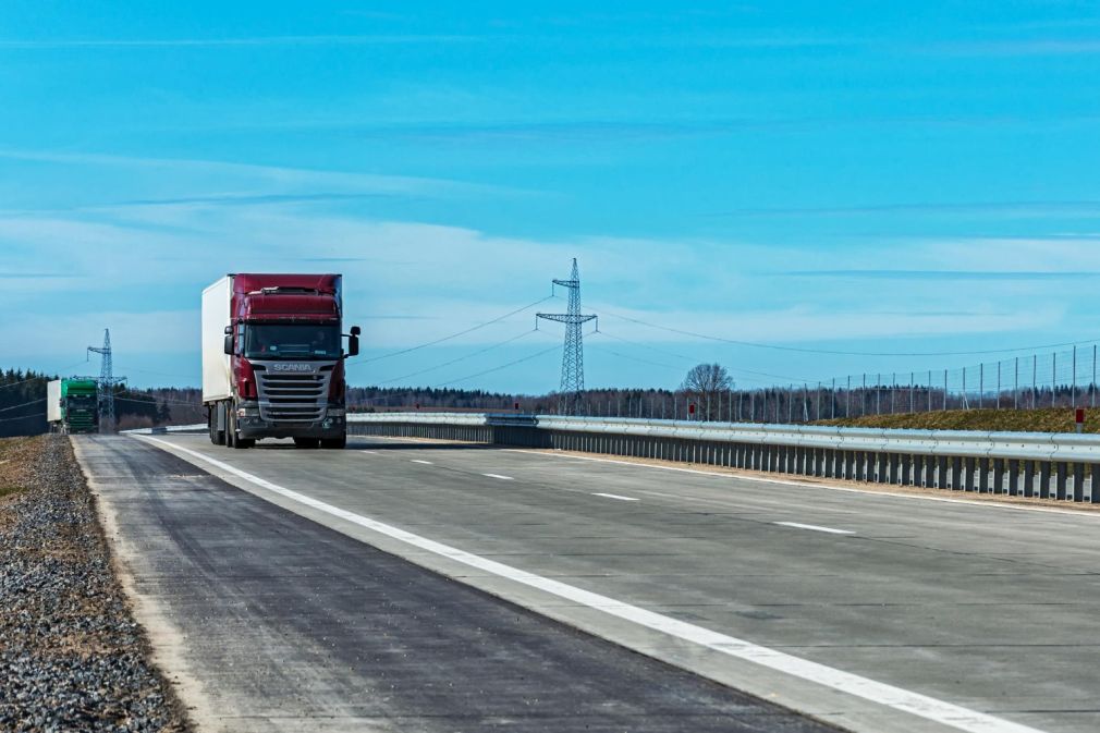 Un camion cu grâu a lovit glisiera la intrarea pe autostradă