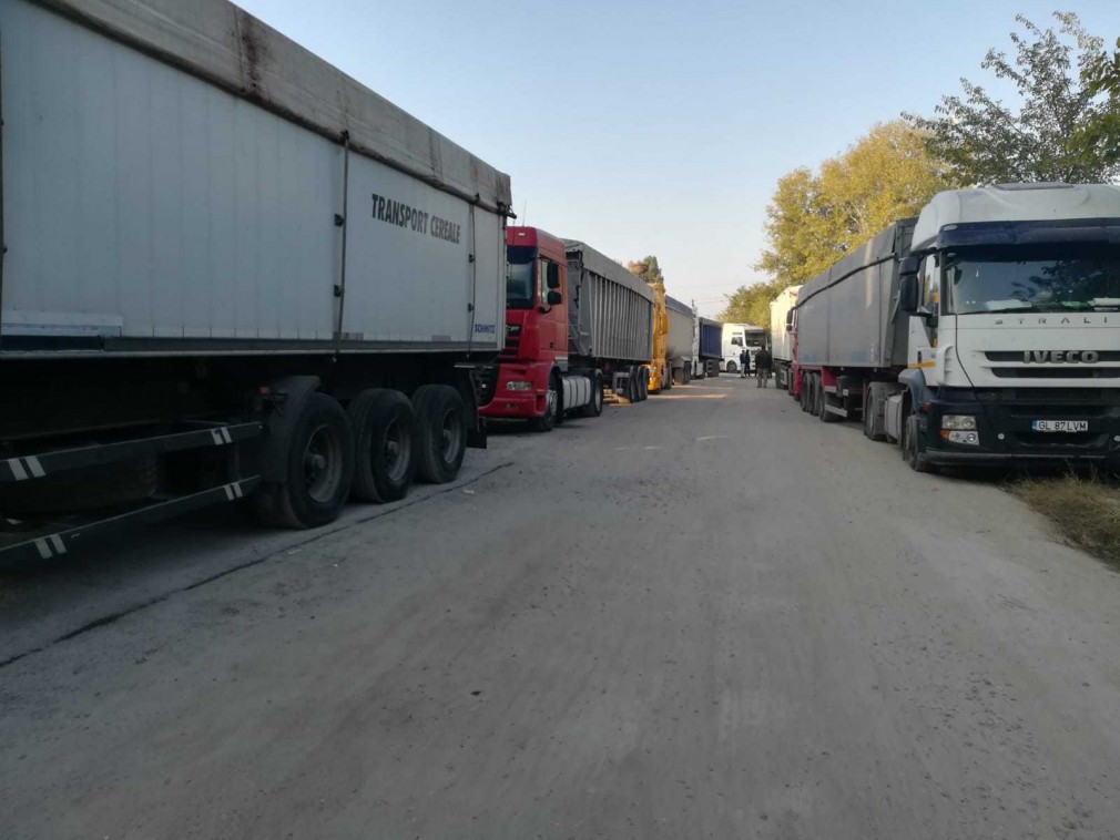 Camioanele așteaptă 30 de minute la Nădlac II şi Siret și 110 minute la Borş