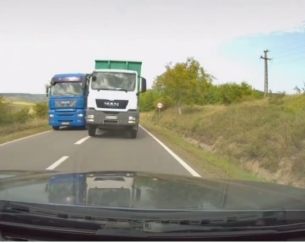 VIDEO. Șofer de camion inconștient: depășește în curbă fără vizibilitate