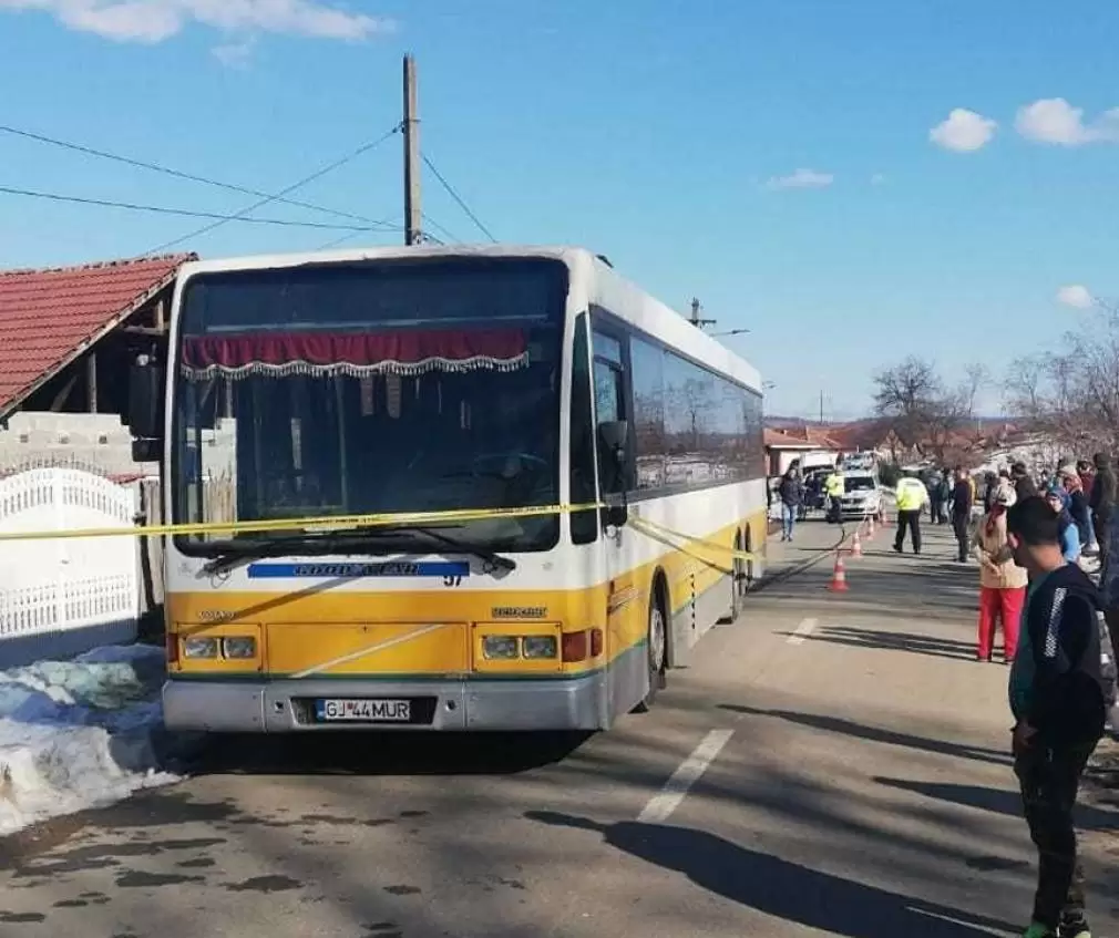 Elev de șapte ani călcat de autobuz