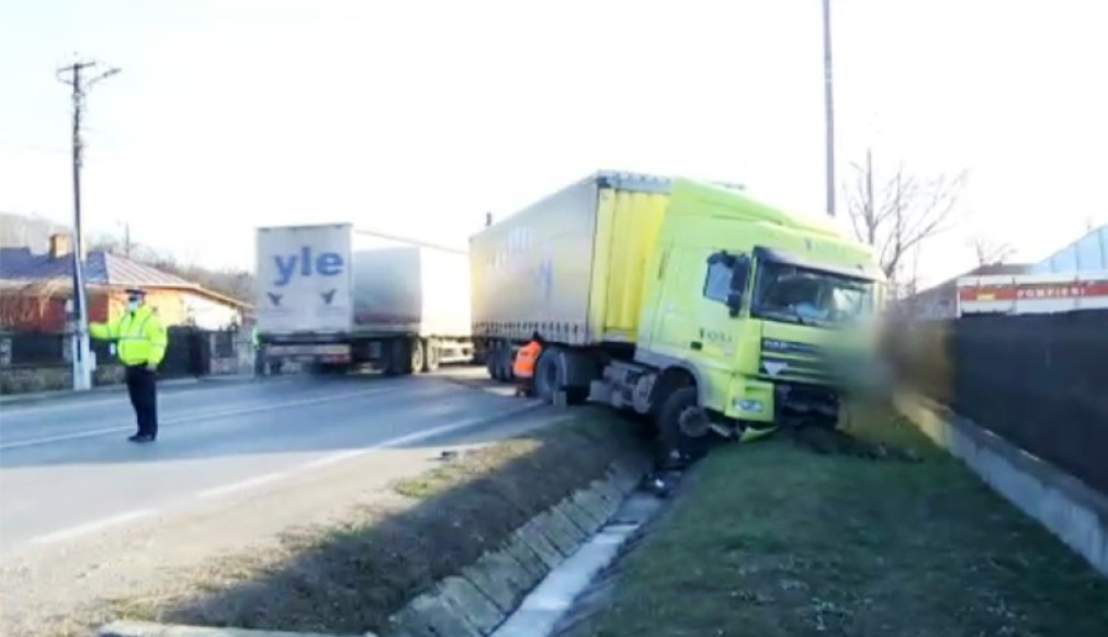 VIDEO. Dâmbovița. Un bărbat a murit după ce a intrat cu camionul într-un camion al Aquila