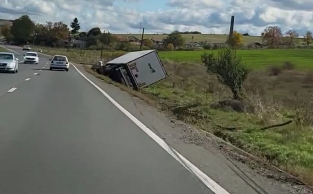 VIDEO Un camion s-a răsturnat în șanț. Se intervine de urgență