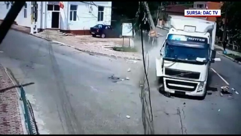 VIDEO. Iași. Un camion spulberă un stâlp de electricitate, după ce a avut o explozie la un pneu
