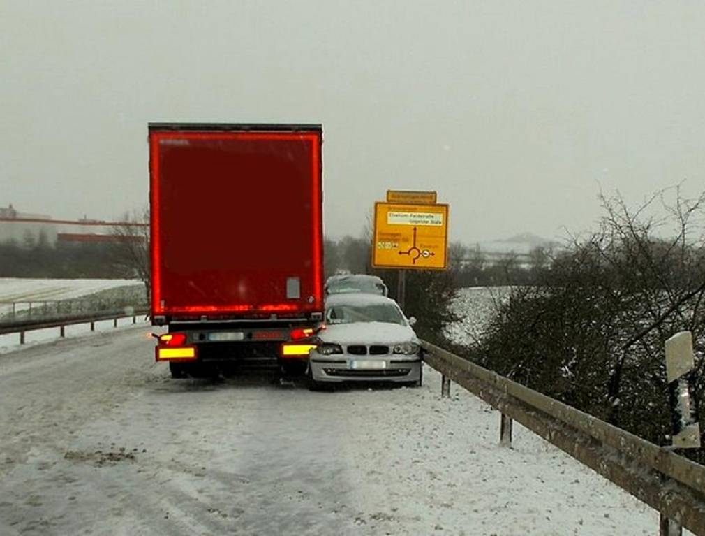 VIDEO. Șofer de camion român, erou în Germania. A blocat cu remorca un autoturism în care o femeie leșinase