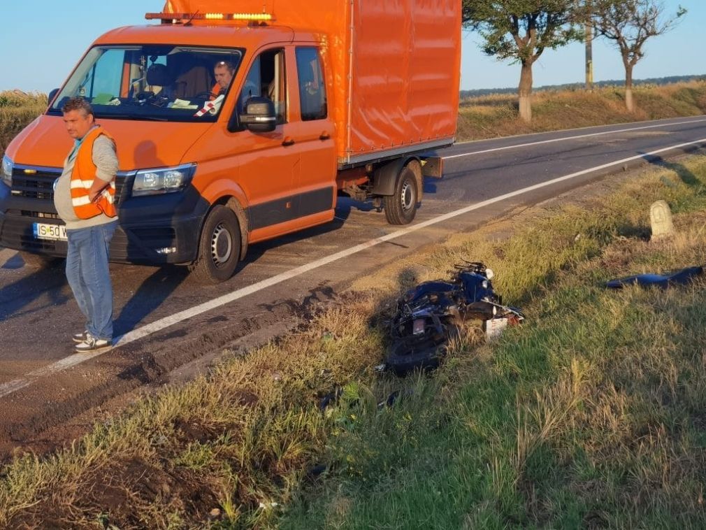 Doi tineri au murit după ce au intrat într-un camion