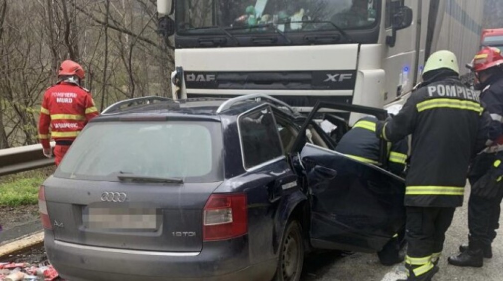 Două persoane au murit într-un autovehicul care s-a izbit de un camion pe Valea Oltului