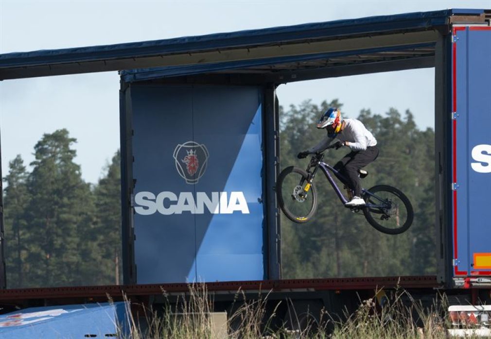 VIDEO. O provocare Red Bull cu camioane autonome Scania