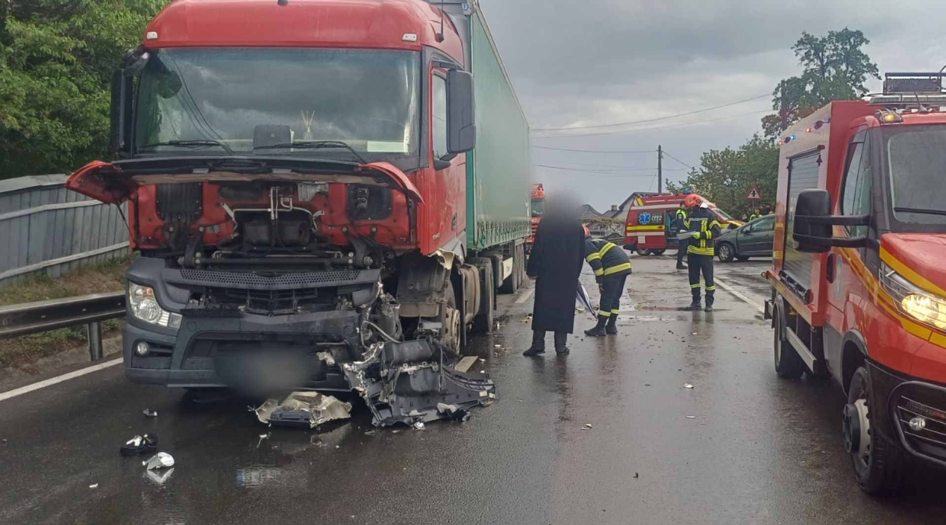Două persoane rănite după impactul dintre un autoturism și un camion