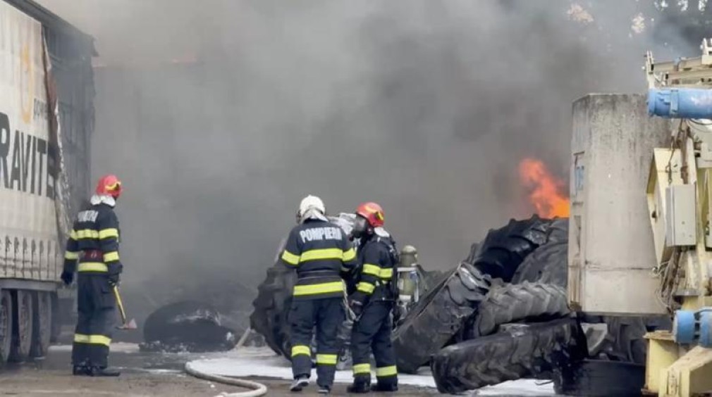 100 de anvelope și trei remorci de camion au luat foc în Timișoara