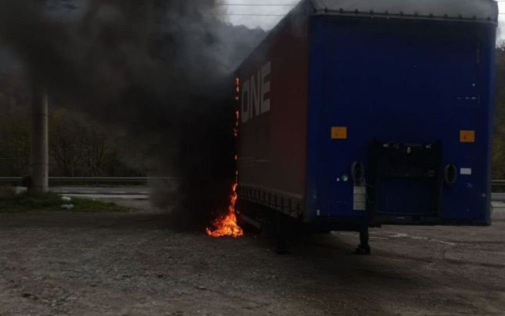 Cabina unui camion a luat foc pe Valea Oltului