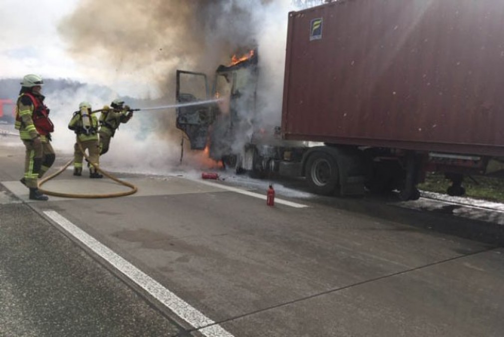 Camionul unui șofer profesionist român a ars pe o autostradă în Germania