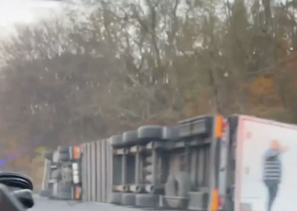 VIDEO Un camion s-a răsturnat în județul Sibiu