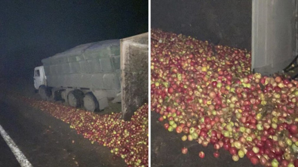 Un camion cu mere a ieșit de pe drum din cauza ploii