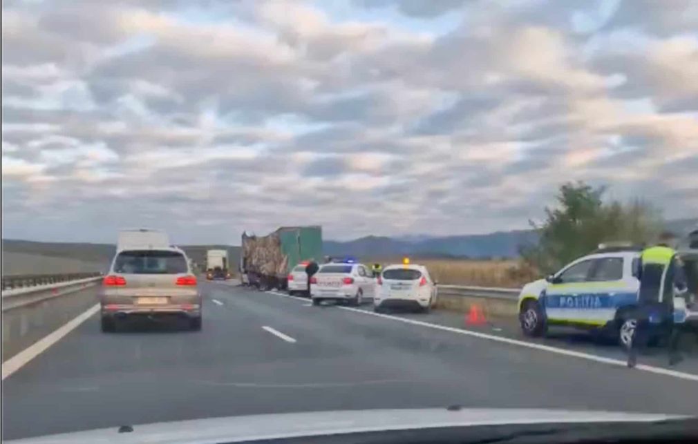 VIDEO. Accident cu două camioane și un autoturism. Intervine descacerarea