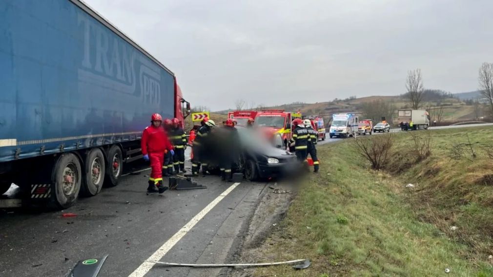 Șase răniți în urma unui accident între două camioane și o mașină