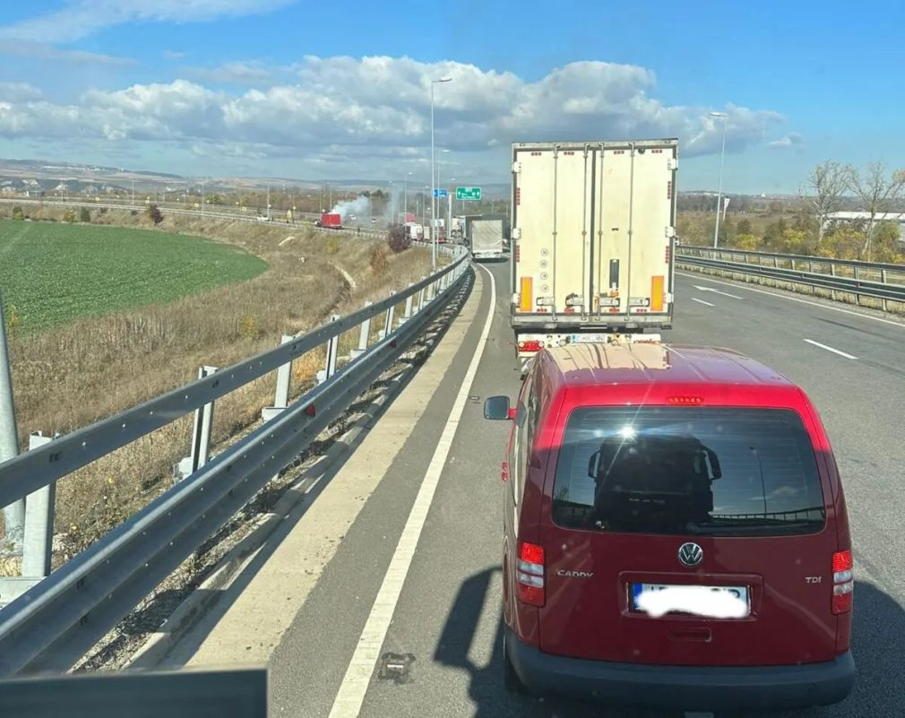 Un camion a luat foc pe autostradă