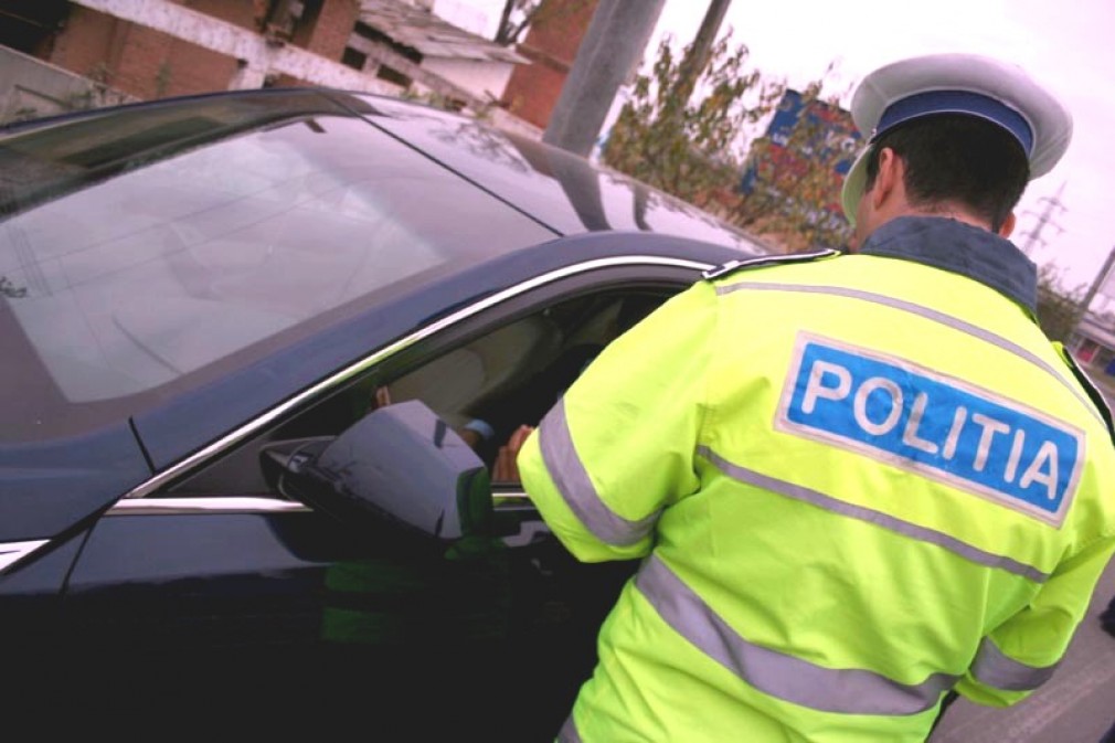 Un polițist a primit mită 2.500 de euro pentru a trece o alcolemie mai mică unor șoferi
