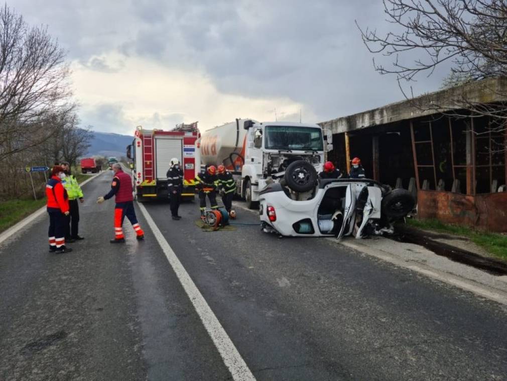 Doi morți după ce au intrat cu mașina sub un camion