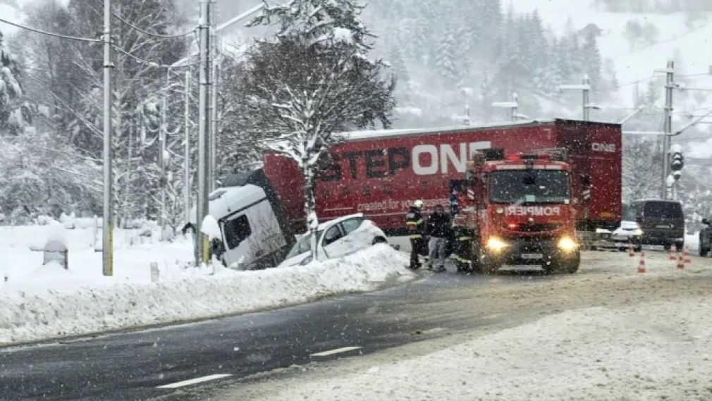 Camion scăpat de sub control a izbit o mașină