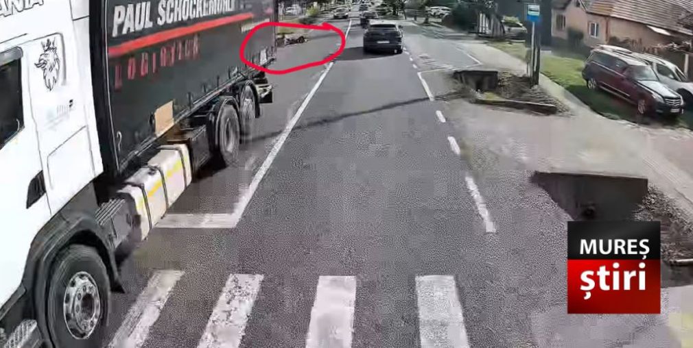 VIDEO Un camion lasă în urmă doi bicicliști care cad pe drum. Cum de nu au nimic?