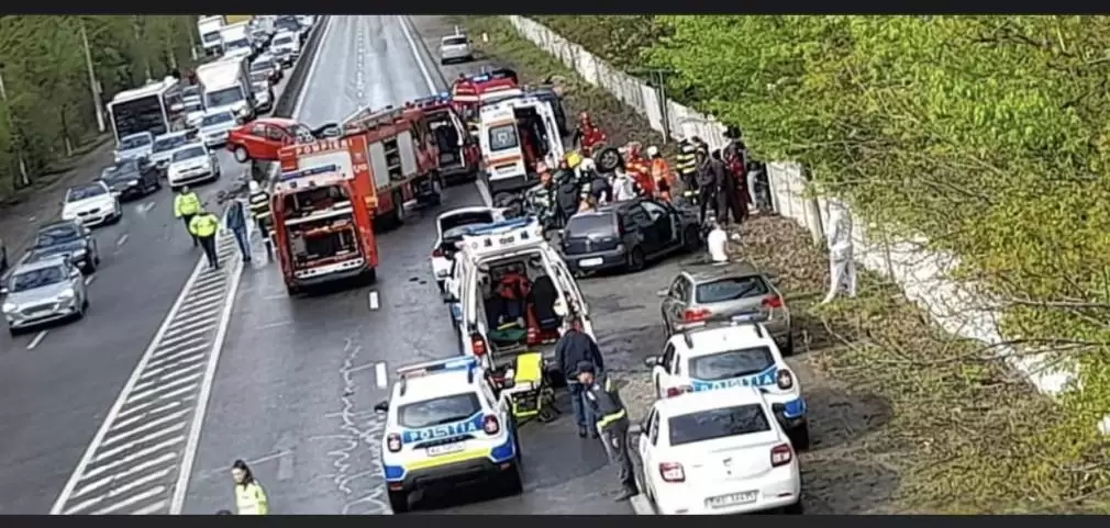 VIDEO Carambol cu 5 mașini și mai multe victime pe DN 1 la Balotești