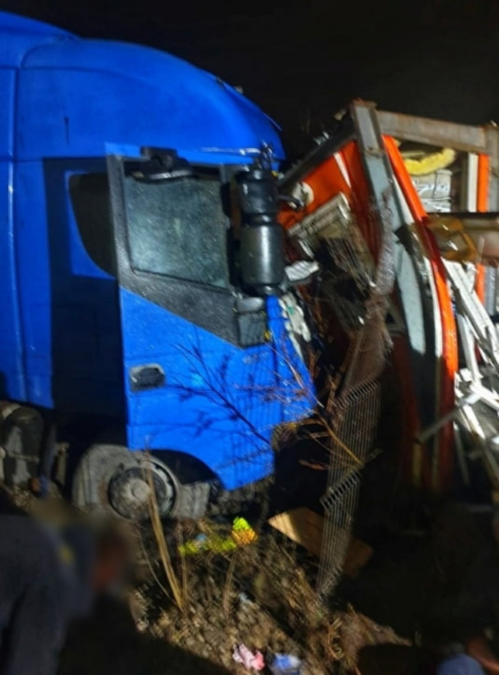 Doi cetăţeni ruşi, răniţi după ce camionul în care se aflau a părăsit carosabilul pe A1