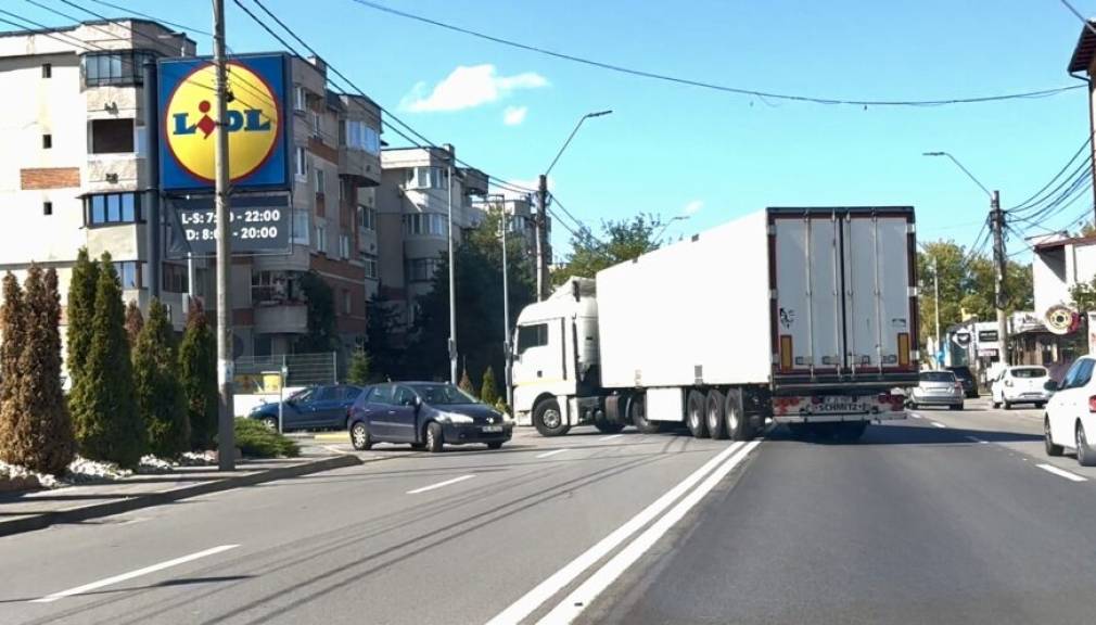 VIDEO. Pitești. Aroganță în trafic. Cu autocamionul pe linie continuă!