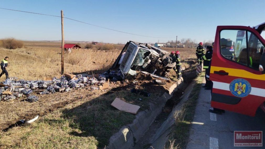 Un camion care transporta alcool a fost făcut praf