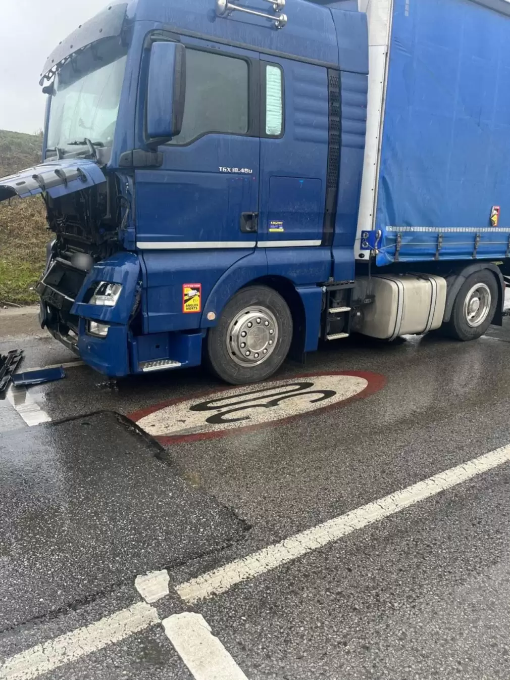 Două camioane s-au ciocnit pe Centura Suceava
