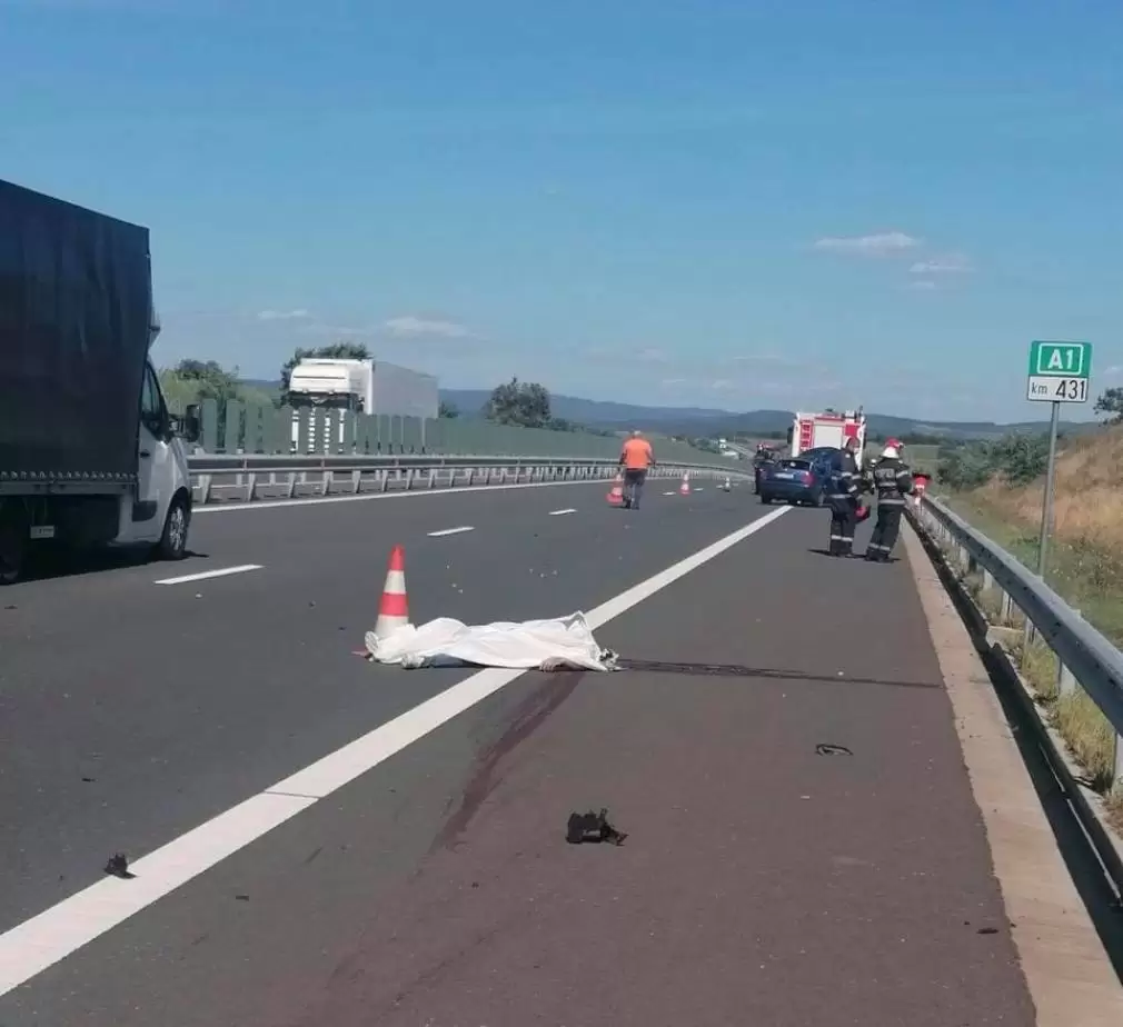 Coliziune între o dubiță și un autoturism. Un pasager, fără centură, a murit
